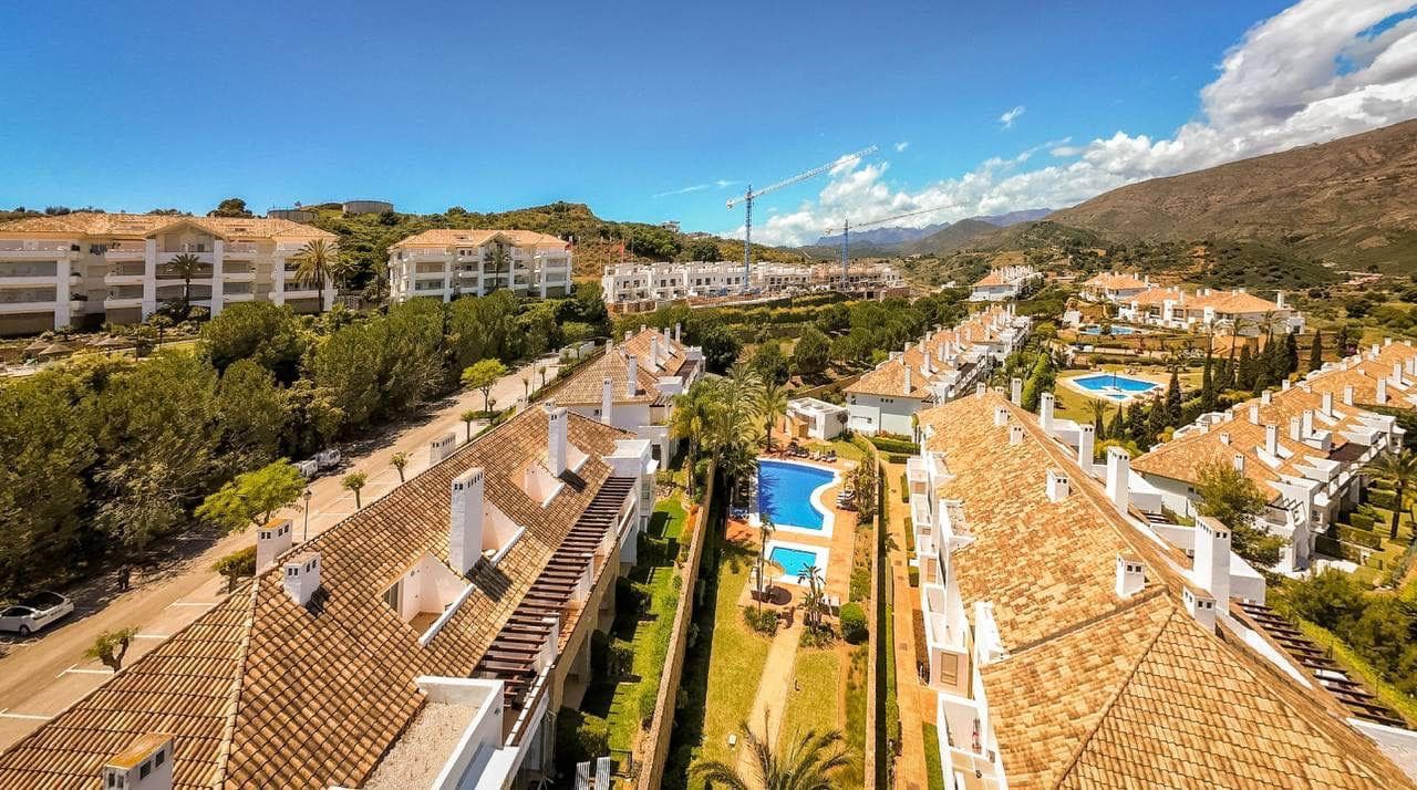 EXCLUSIVE TOWNHOUSE WITH PANORAMIC VIEWS IN LA CALA GOLF RESORT Magnificent 3-bedroom townhouse, located in the prestigi