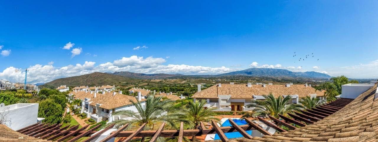 EXCLUSIVE TOWNHOUSE WITH PANORAMIC VIEWS IN LA CALA GOLF RESORT Magnificent 3-bedroom townhouse, located in the prestigi