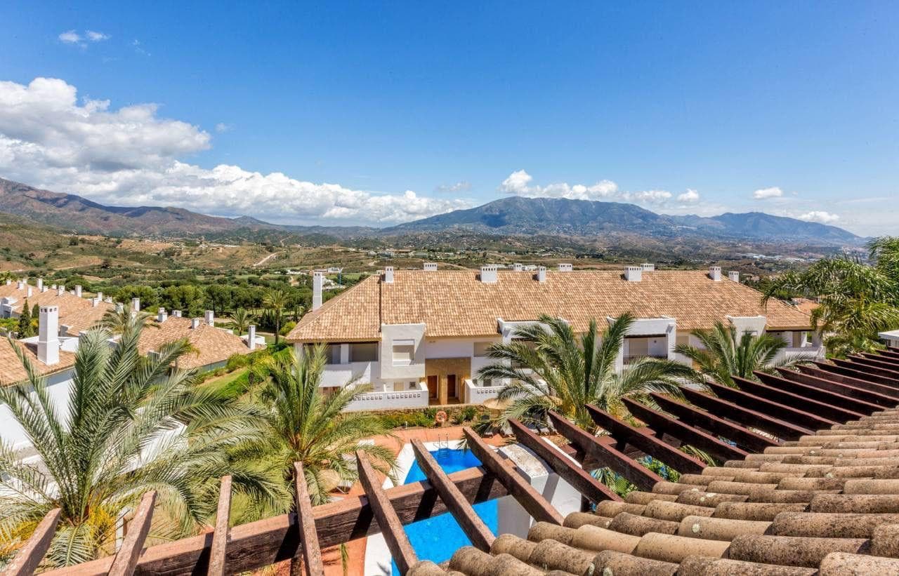 EXCLUSIVE TOWNHOUSE WITH PANORAMIC VIEWS IN LA CALA GOLF RESORT Magnificent 3-bedroom townhouse, located in the prestigi