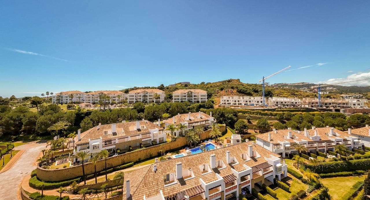EXCLUSIVE TOWNHOUSE WITH PANORAMIC VIEWS IN LA CALA GOLF RESORT Magnificent 3-bedroom townhouse, located in the prestigi