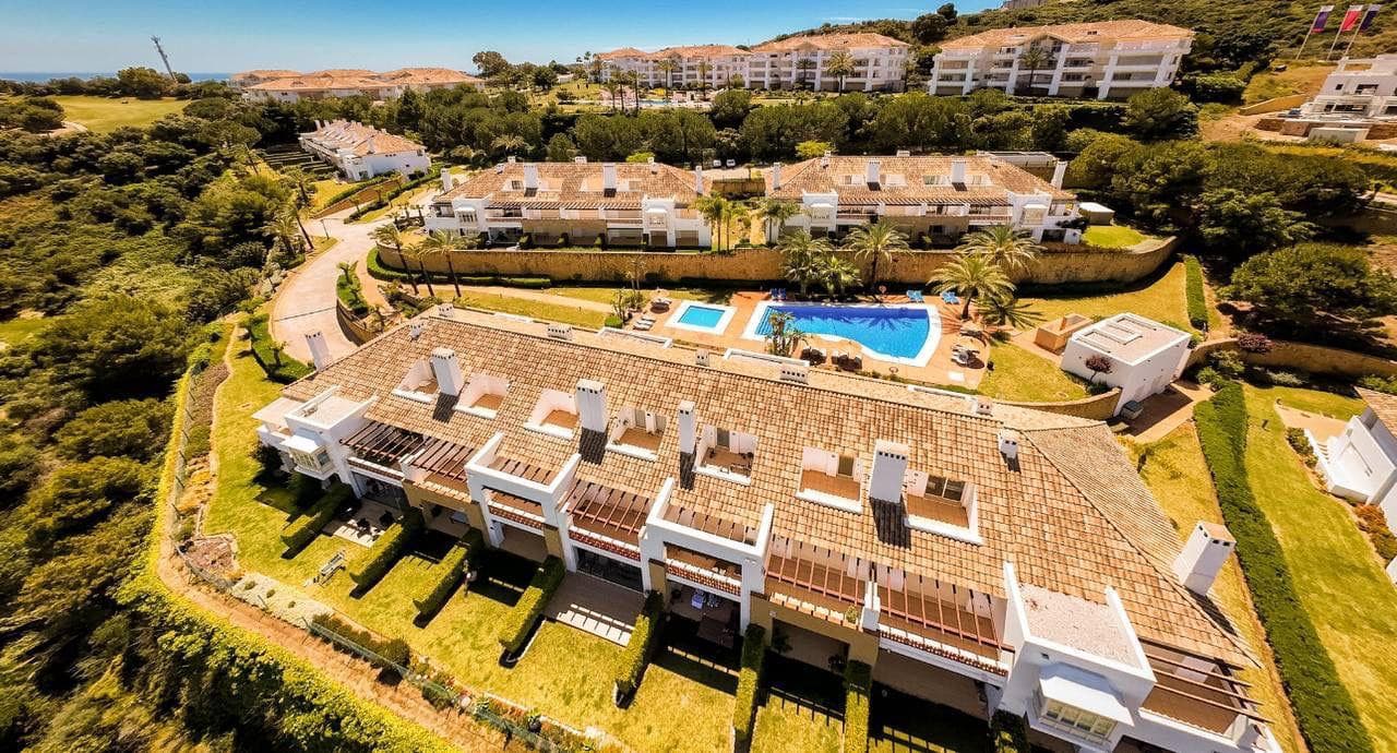 EXCLUSIVE TOWNHOUSE WITH PANORAMIC VIEWS IN LA CALA GOLF RESORT Magnificent 3-bedroom townhouse, located in the prestigi