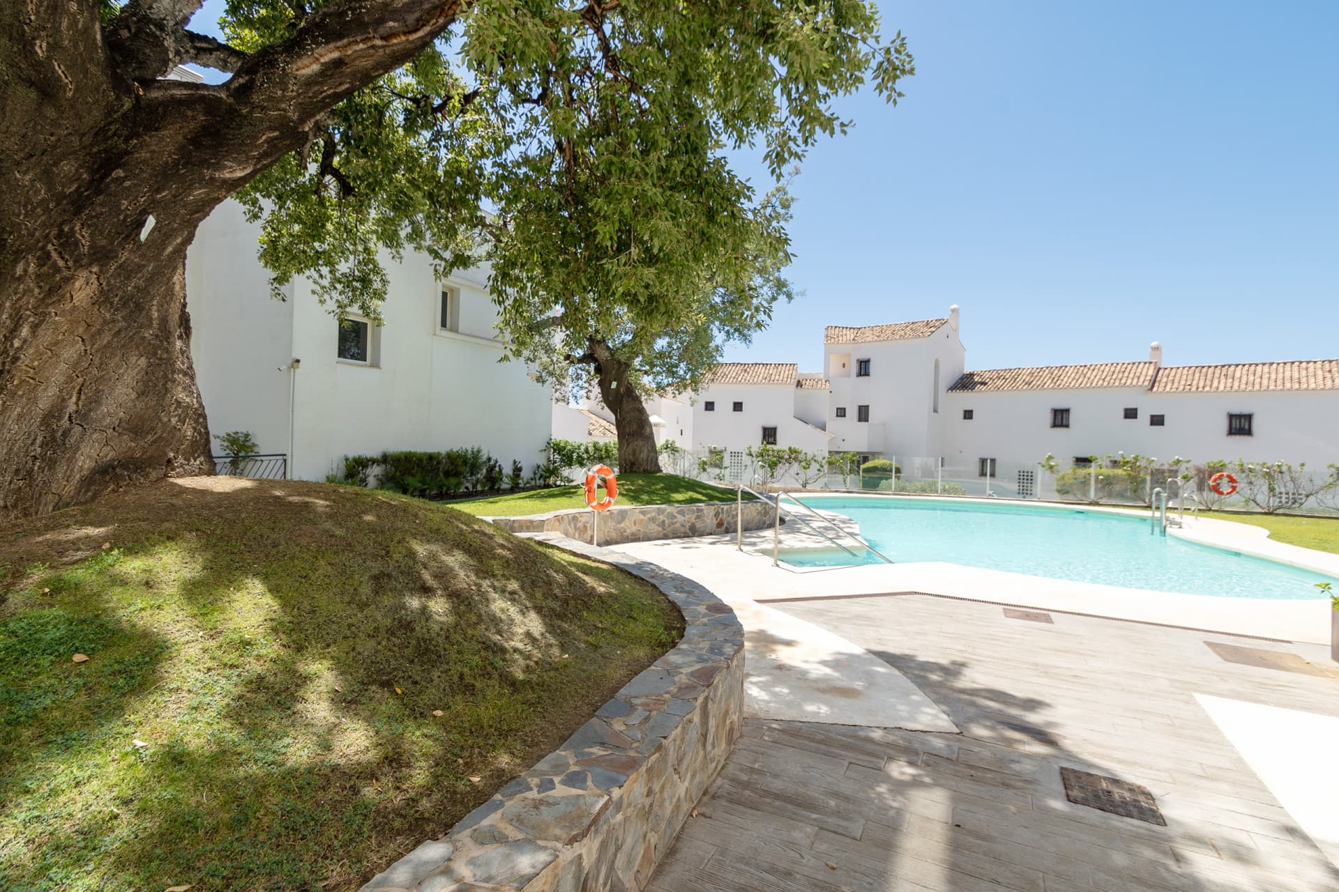 Exclusive luxury duplex penthouse with stunning sea and mountain views Discover this spectacular luxury duplex penthouse