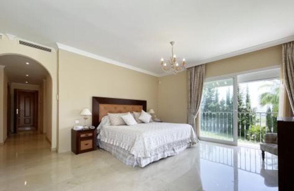 Villa for sale and for rent in La Alqueria, Benahavis