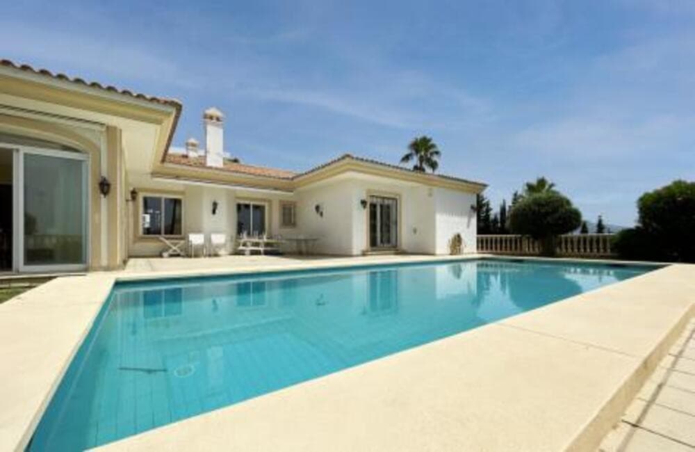 Villa for sale and for rent in La Alqueria, Benahavis