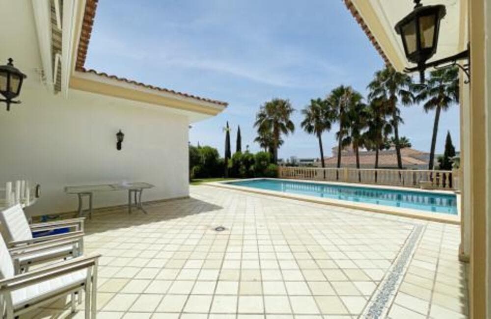 Villa for sale and for rent in La Alqueria, Benahavis