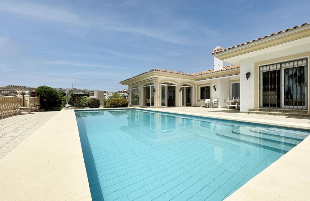Villa for sale and for rent in La Alqueria, Benahavis