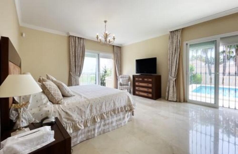 Villa for sale and for rent in La Alqueria, Benahavis