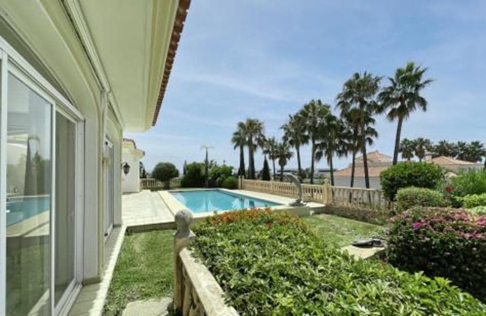 Villa for sale and for rent in La Alqueria, Benahavis