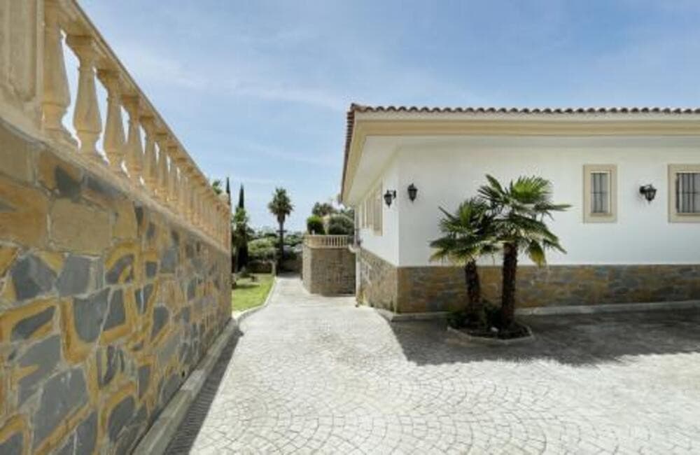 Villa for sale and for rent in La Alqueria, Benahavis