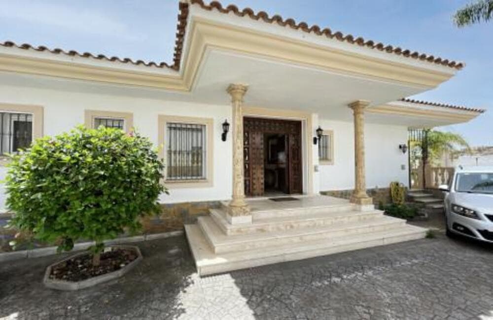Villa for sale and for rent in La Alqueria, Benahavis