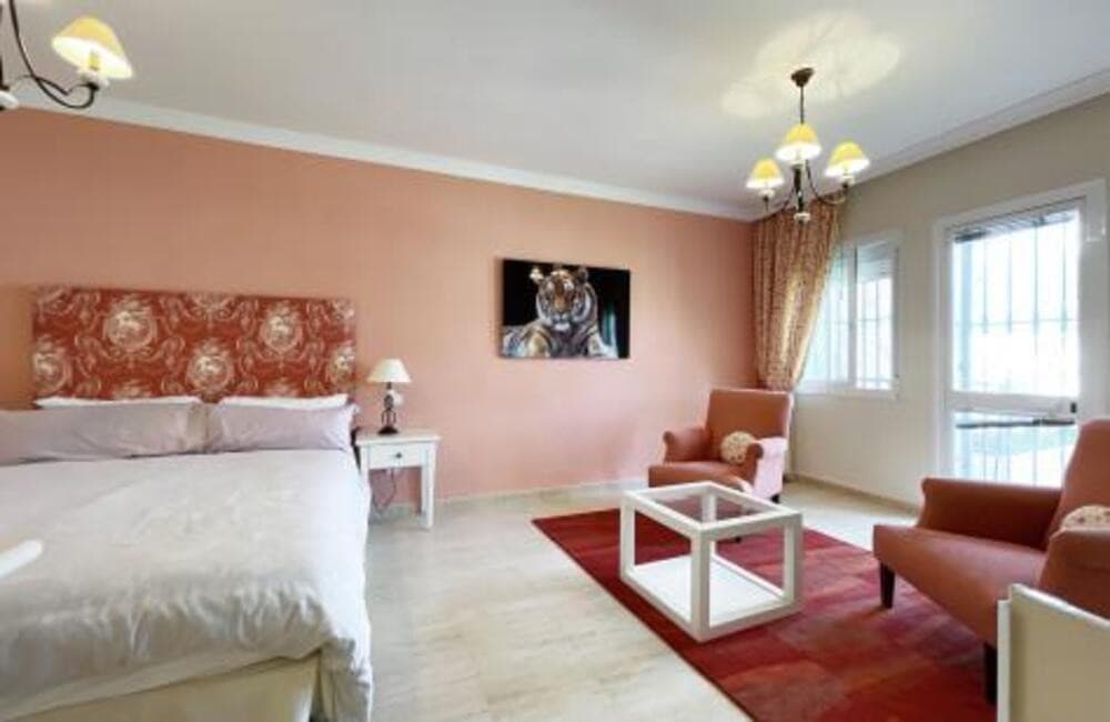 Villa for sale and for rent in La Alqueria, Benahavis