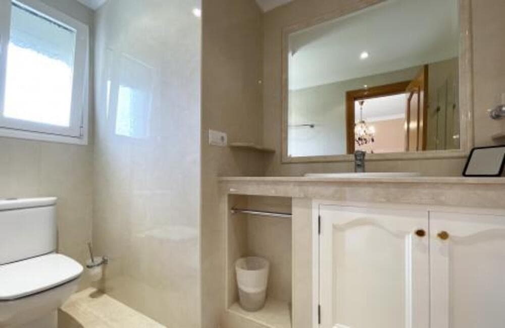 Villa for sale and for rent in La Alqueria, Benahavis