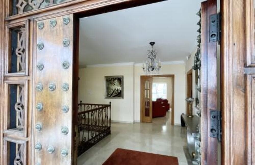 Villa for sale and for rent in La Alqueria, Benahavis