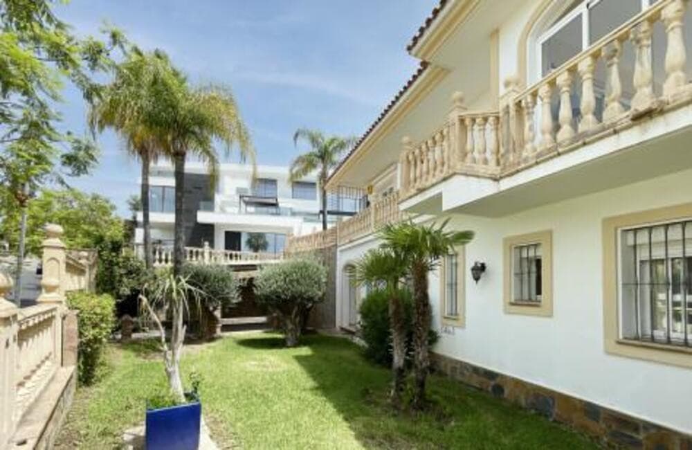 Villa for sale and for rent in La Alqueria, Benahavis