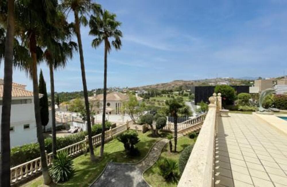 Villa for sale and for rent in La Alqueria, Benahavis