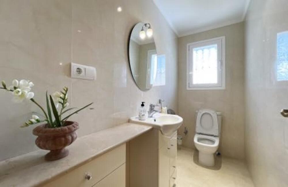 Villa for sale and for rent in La Alqueria, Benahavis