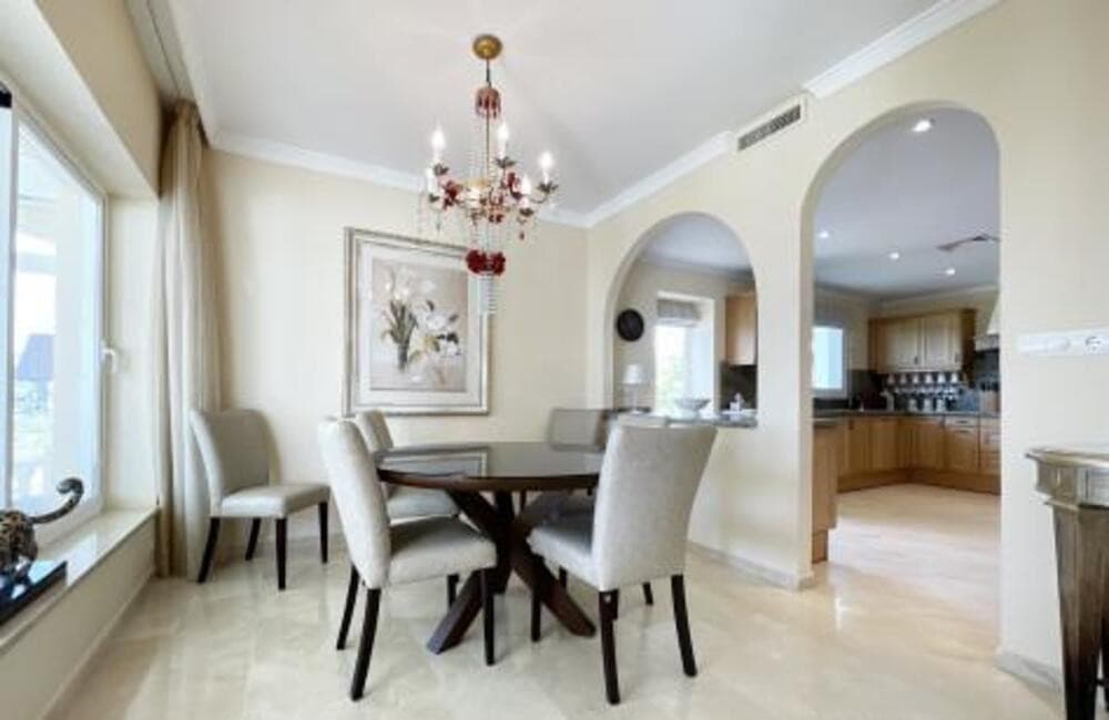 Villa for sale and for rent in La Alqueria, Benahavis