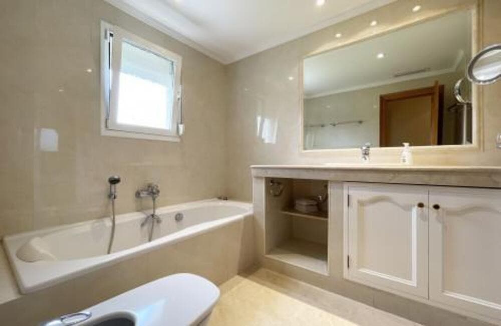 Villa for sale and for rent in La Alqueria, Benahavis