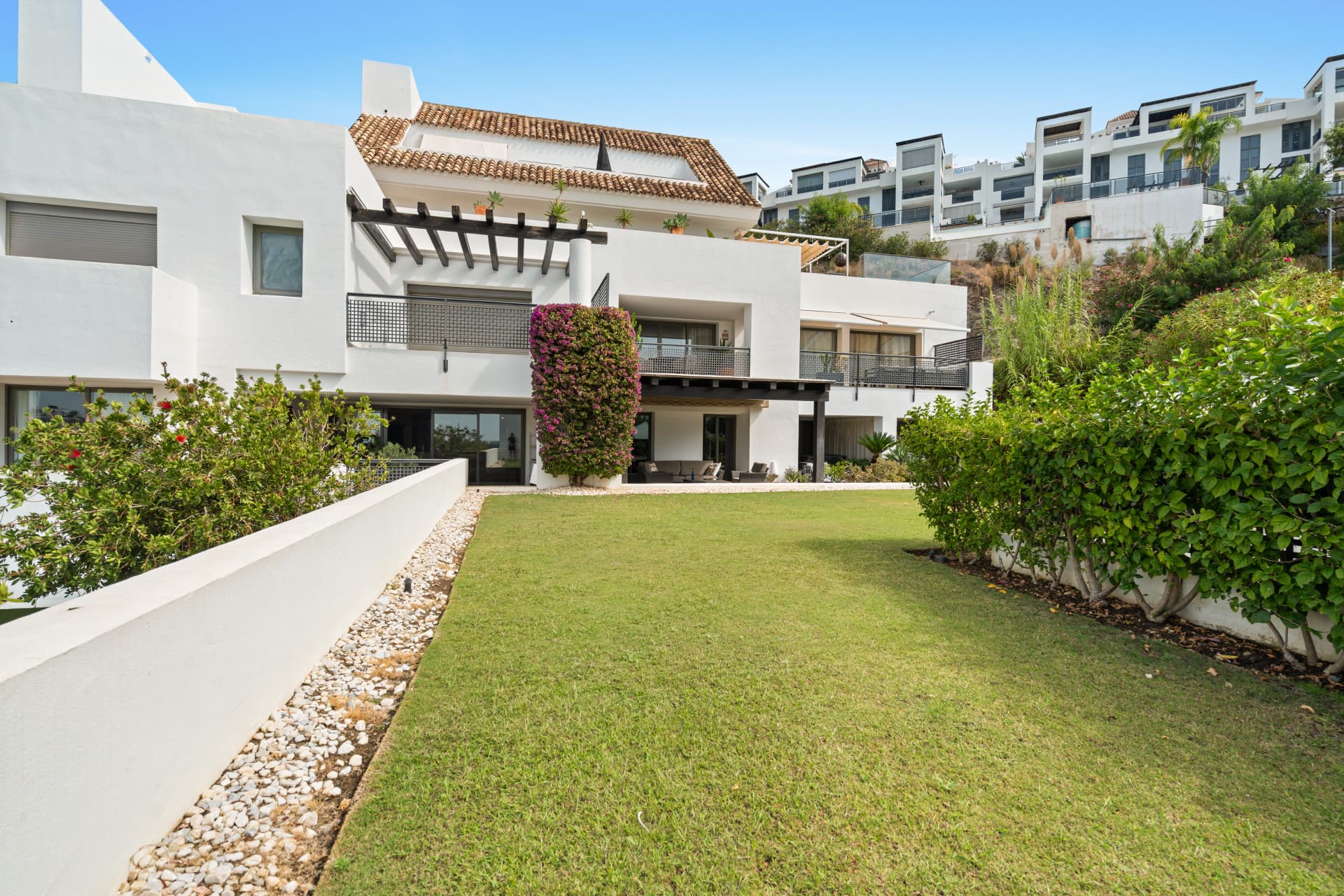 Espacioso apartamento amueblado de 3 dormitorios en planta baja en Tee 5, Los Flamingos, con amplias terrazas y vistas al campo de golf.