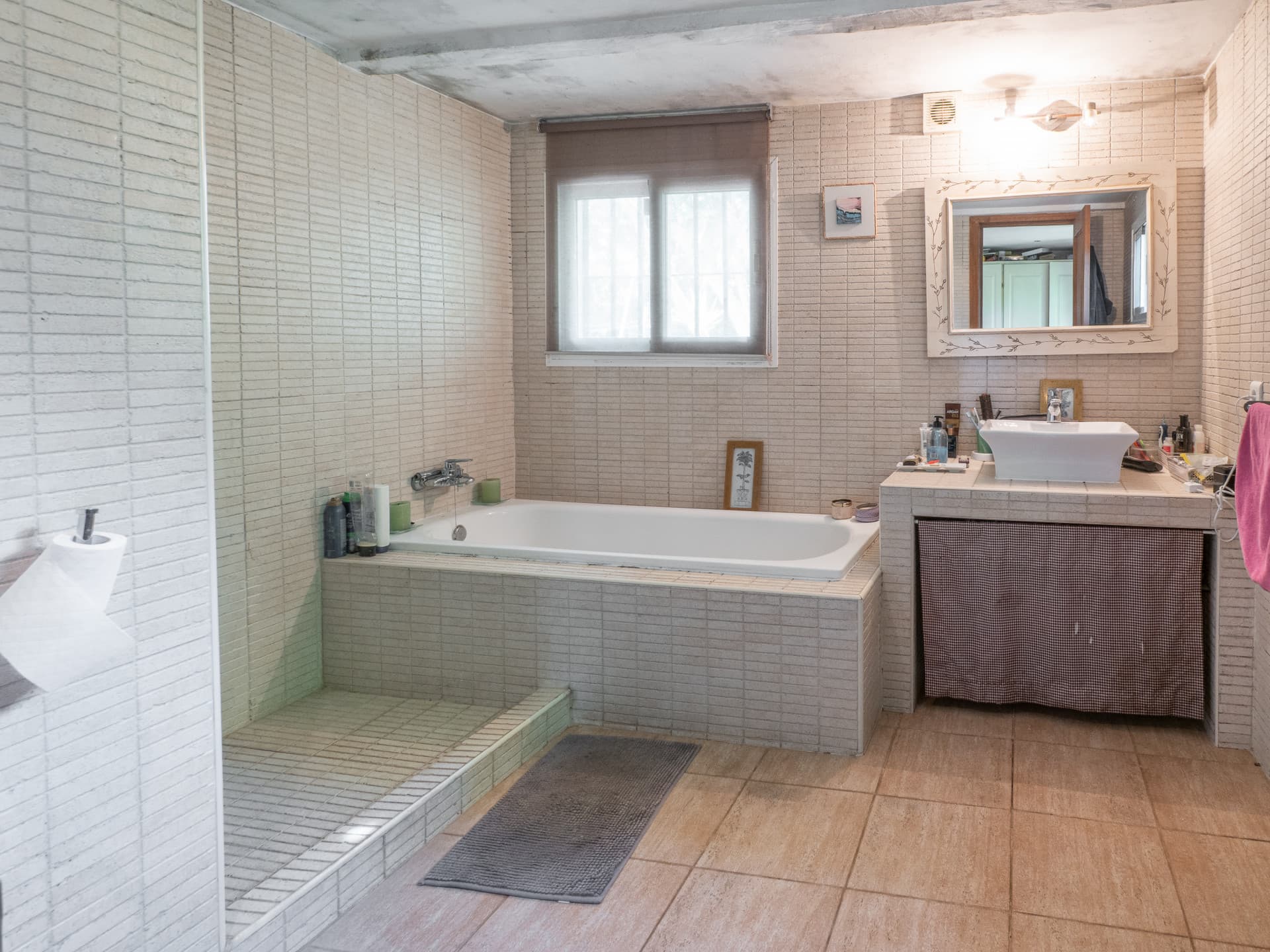 Charming and picturesque country house with swimming pool, located close to the village of Casares.