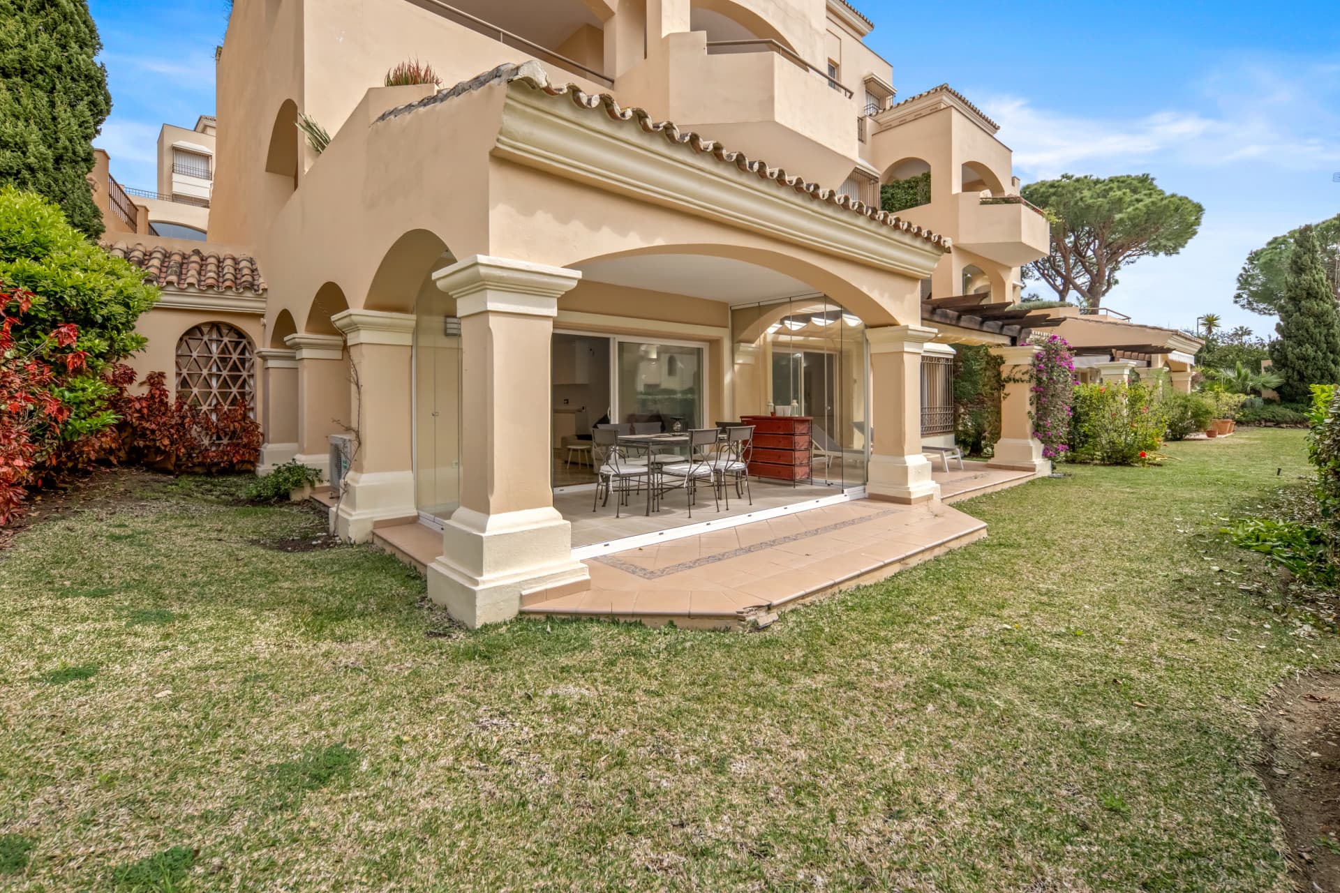 Elegante Apartamento en Planta Baja con Acceso al Jardín en Hacienda Elviria