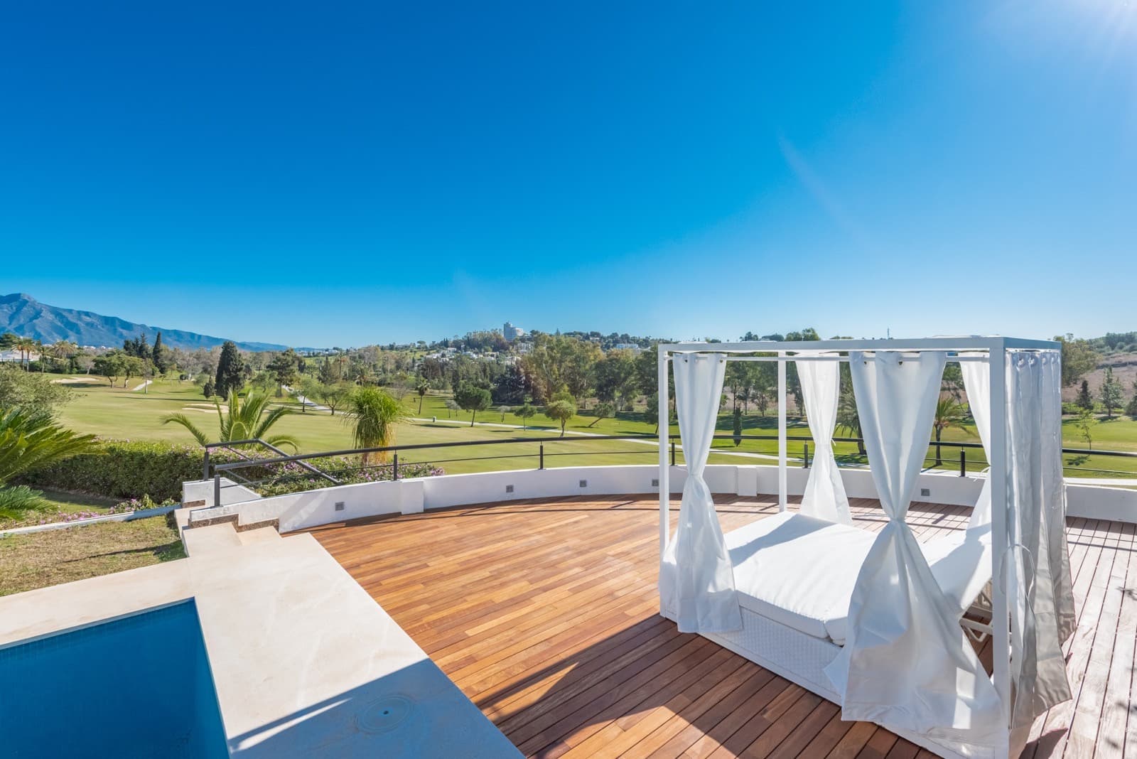 Luxury Frontline Golf Villa with Heated Pool in El Paraíso