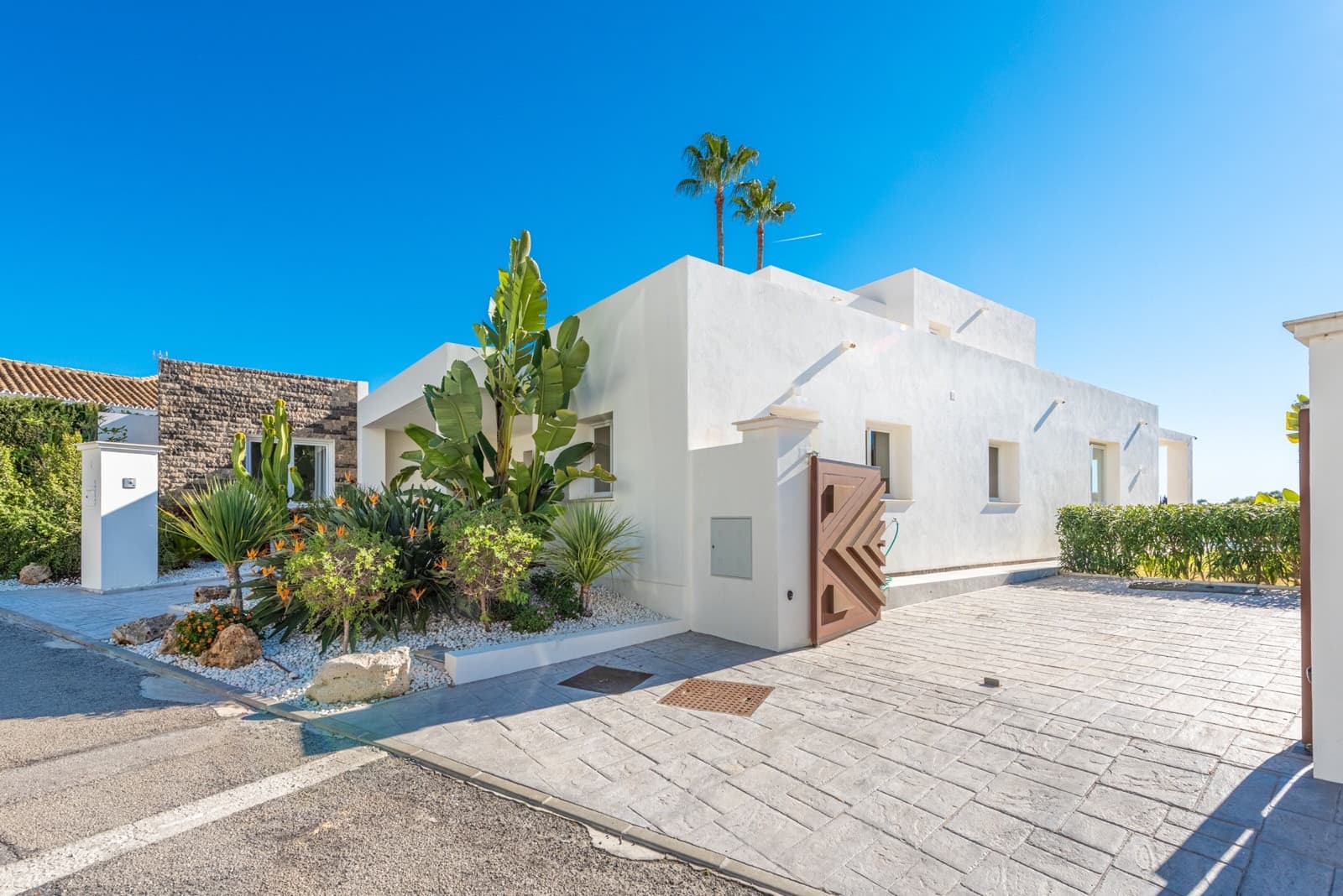 Luxury Frontline Golf Villa with Heated Pool in El Paraíso