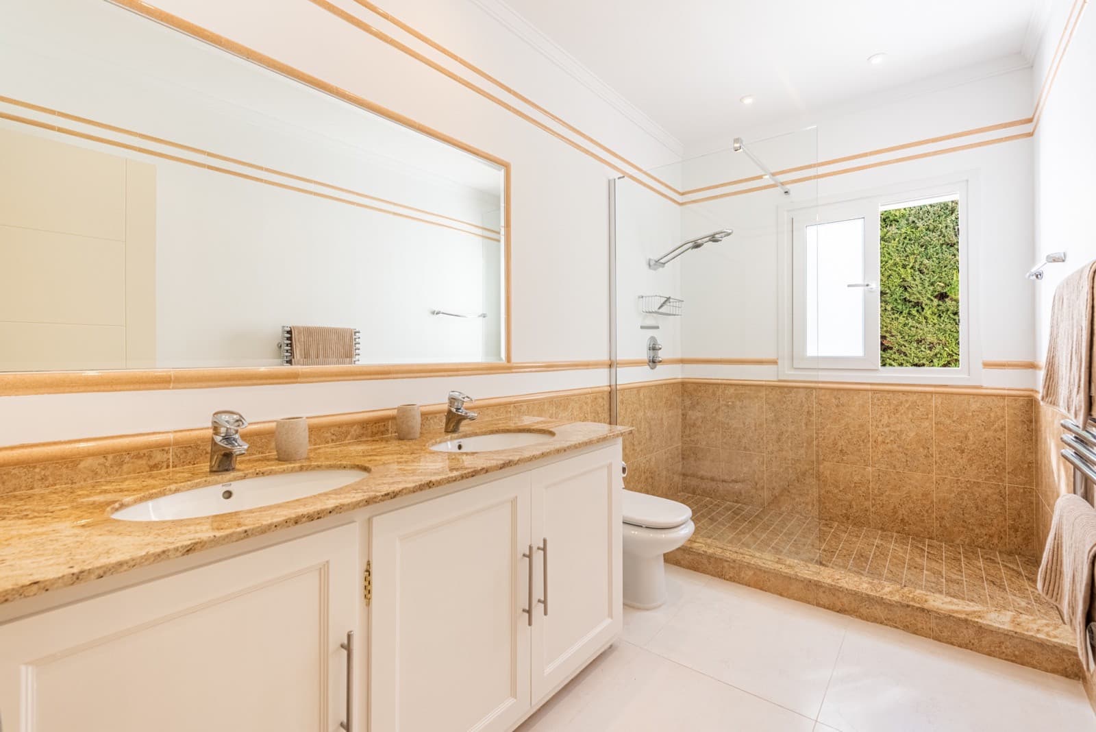Luxury Frontline Golf Villa with Heated Pool in El Paraíso