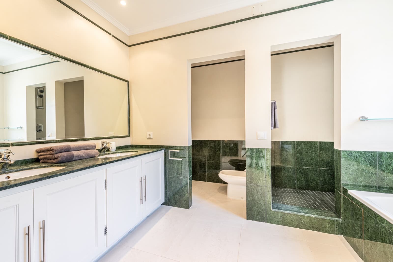 Luxury Frontline Golf Villa with Heated Pool in El Paraíso