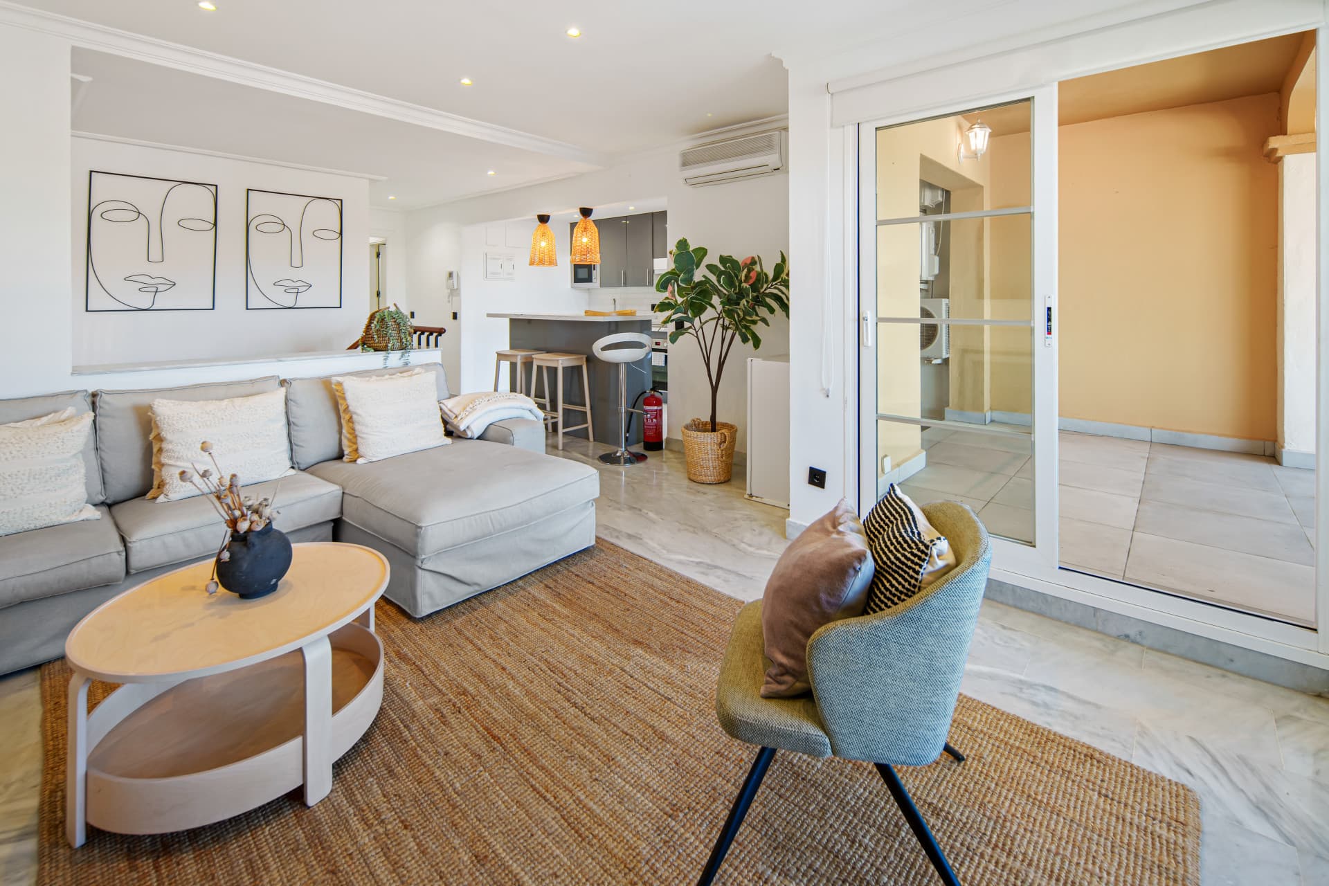 Encantador Dúplex de 2 Dormitorios cerca de Puerto Banús – Terraza, Vistas al Mar y Licencia de Alquiler