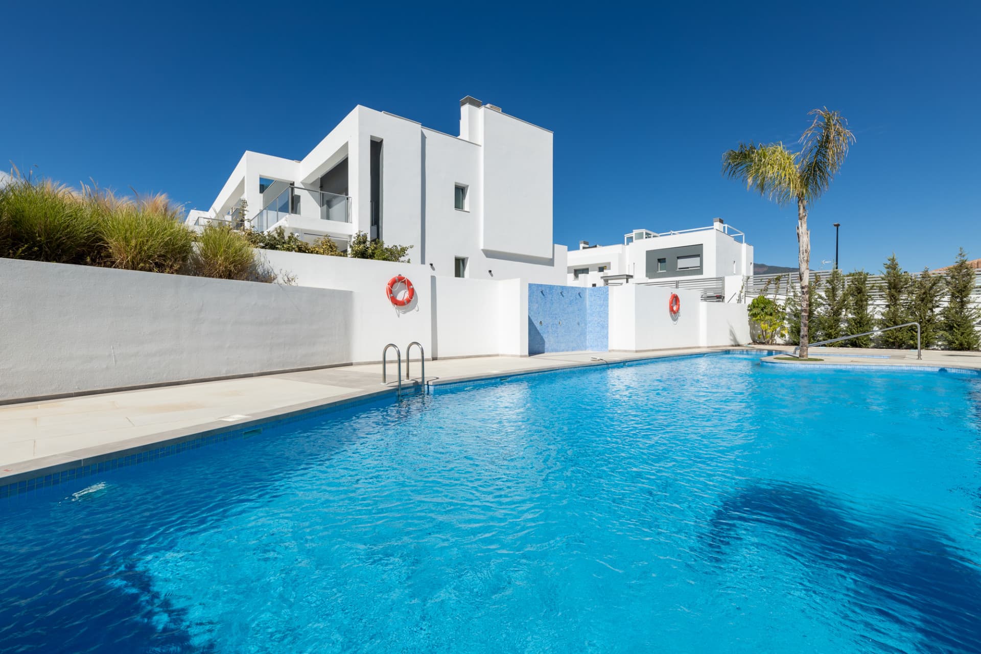 Lyxig hörnvilla i Treetops, San Pedro de Alcántara – Privat trädgård, jacuzzi och panoramautsikt över dalen