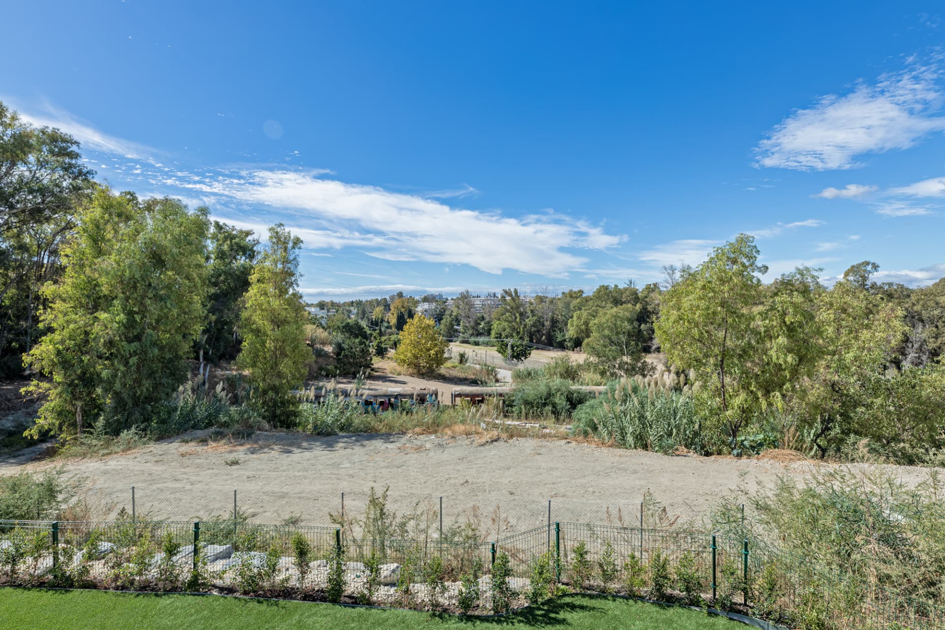 Lyxig hörnvilla i Treetops, San Pedro de Alcántara – Privat trädgård, jacuzzi och panoramautsikt över dalen