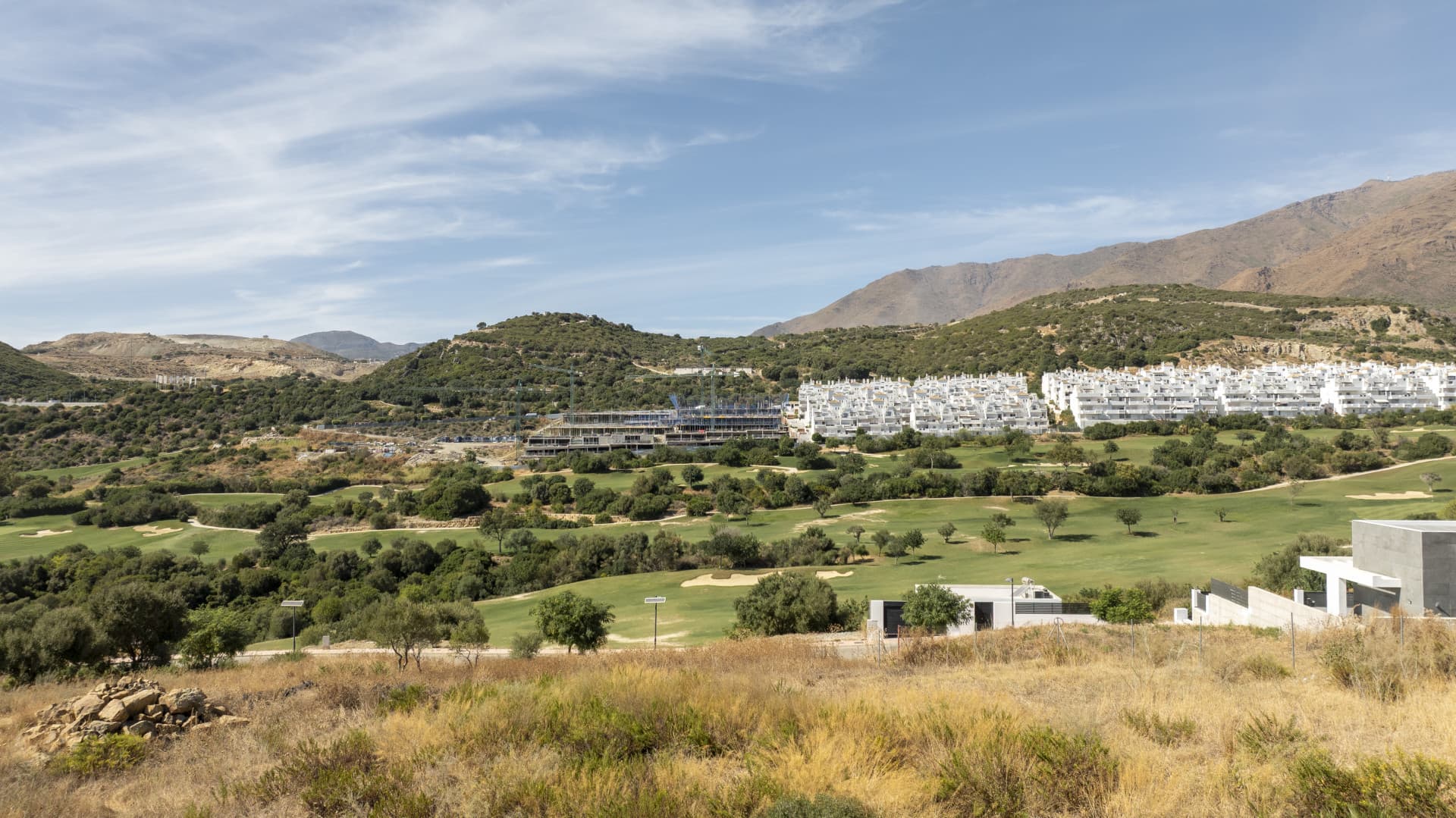 Plot with project and structure in Estepona with sea and golf views