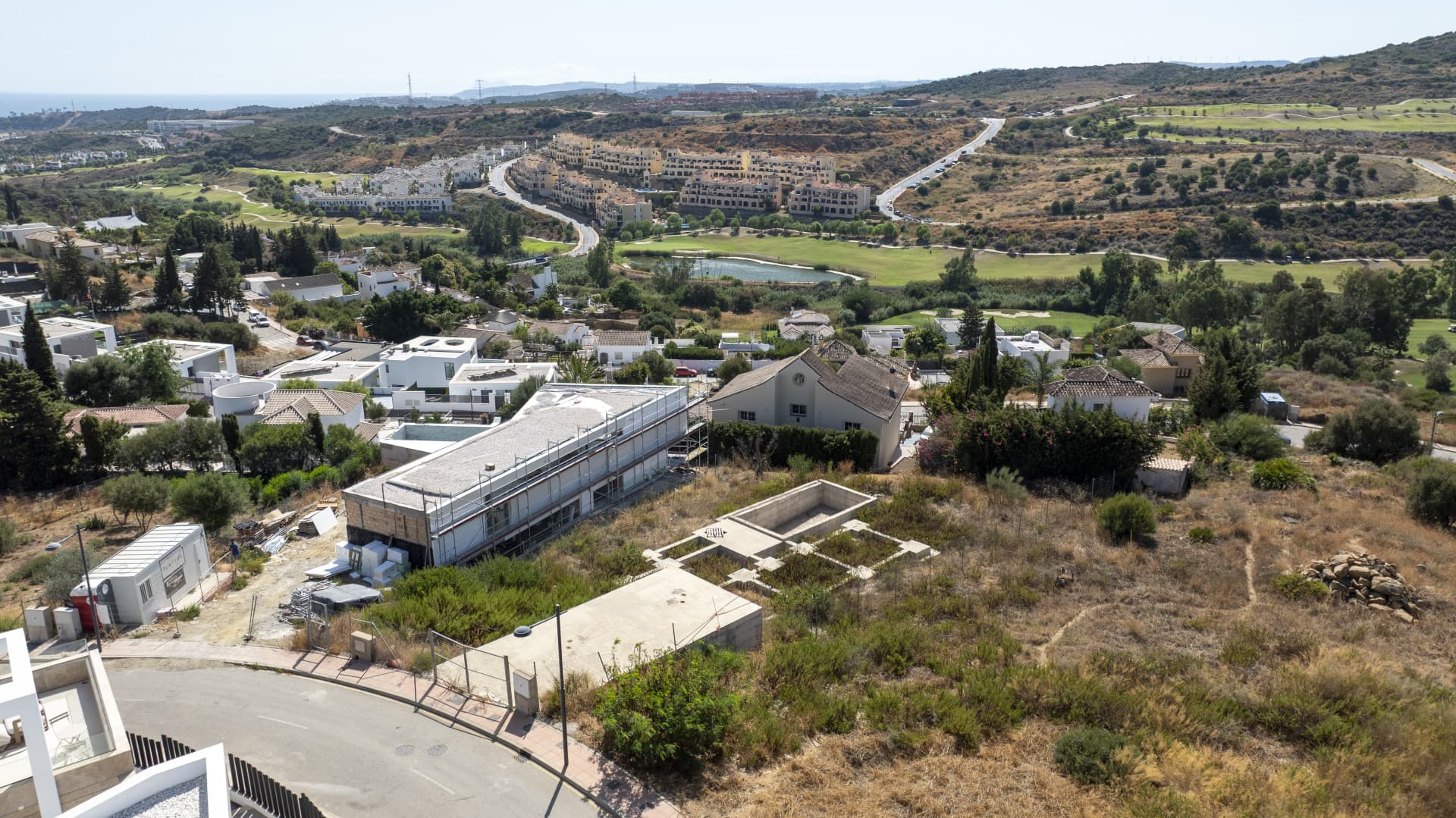 Plot with project and structure in Estepona with sea and golf views