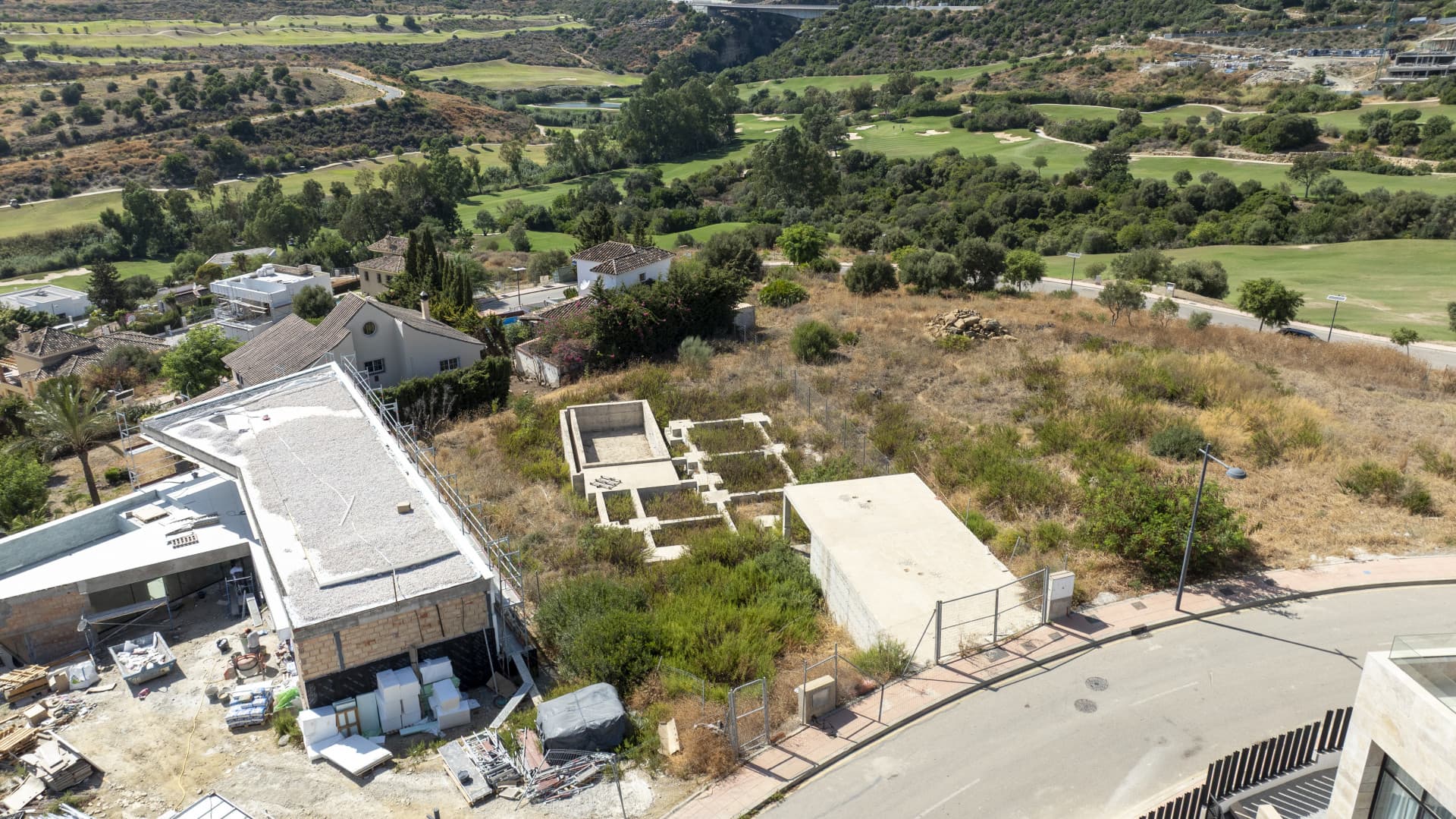 Plot with project and structure in Estepona with sea and golf views