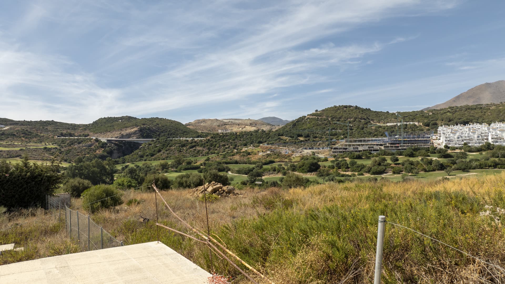 Plot with project and structure in Estepona with sea and golf views