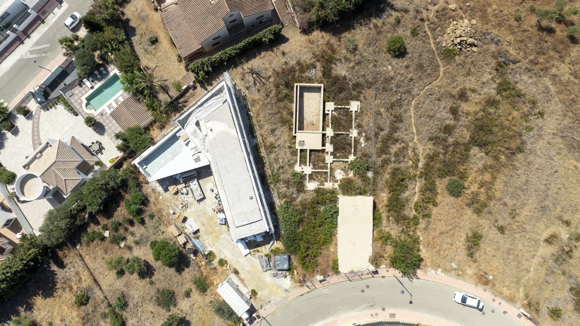 Plot with project and structure in Estepona with sea and golf views