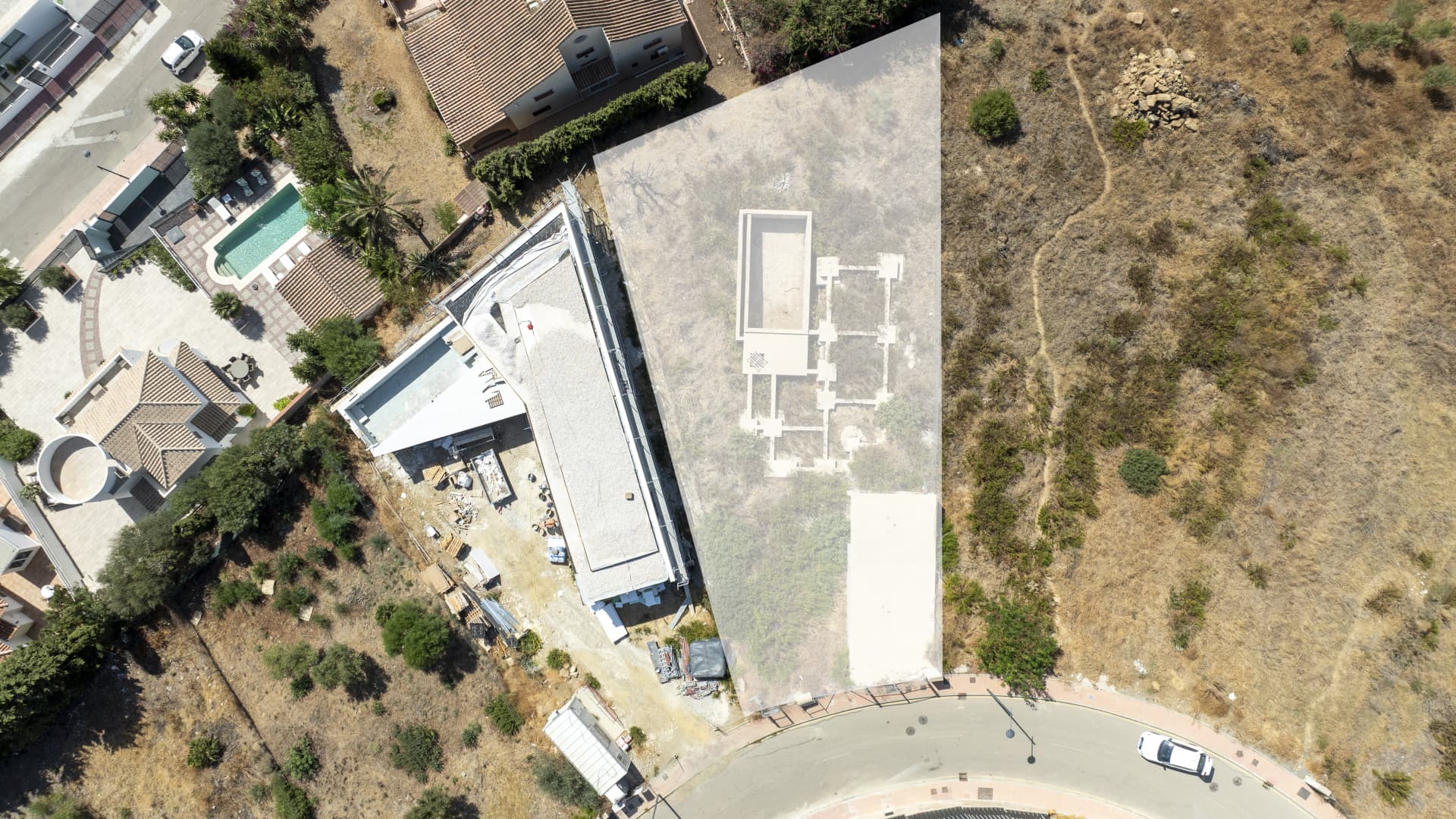 Plot with project and structure in Estepona with sea and golf views