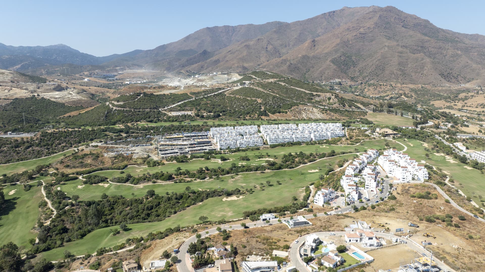 Plot with project and structure in Estepona with sea and golf views