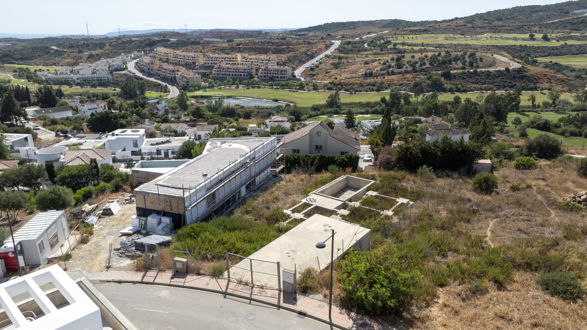 Plot with project and structure in Estepona with sea and golf views
