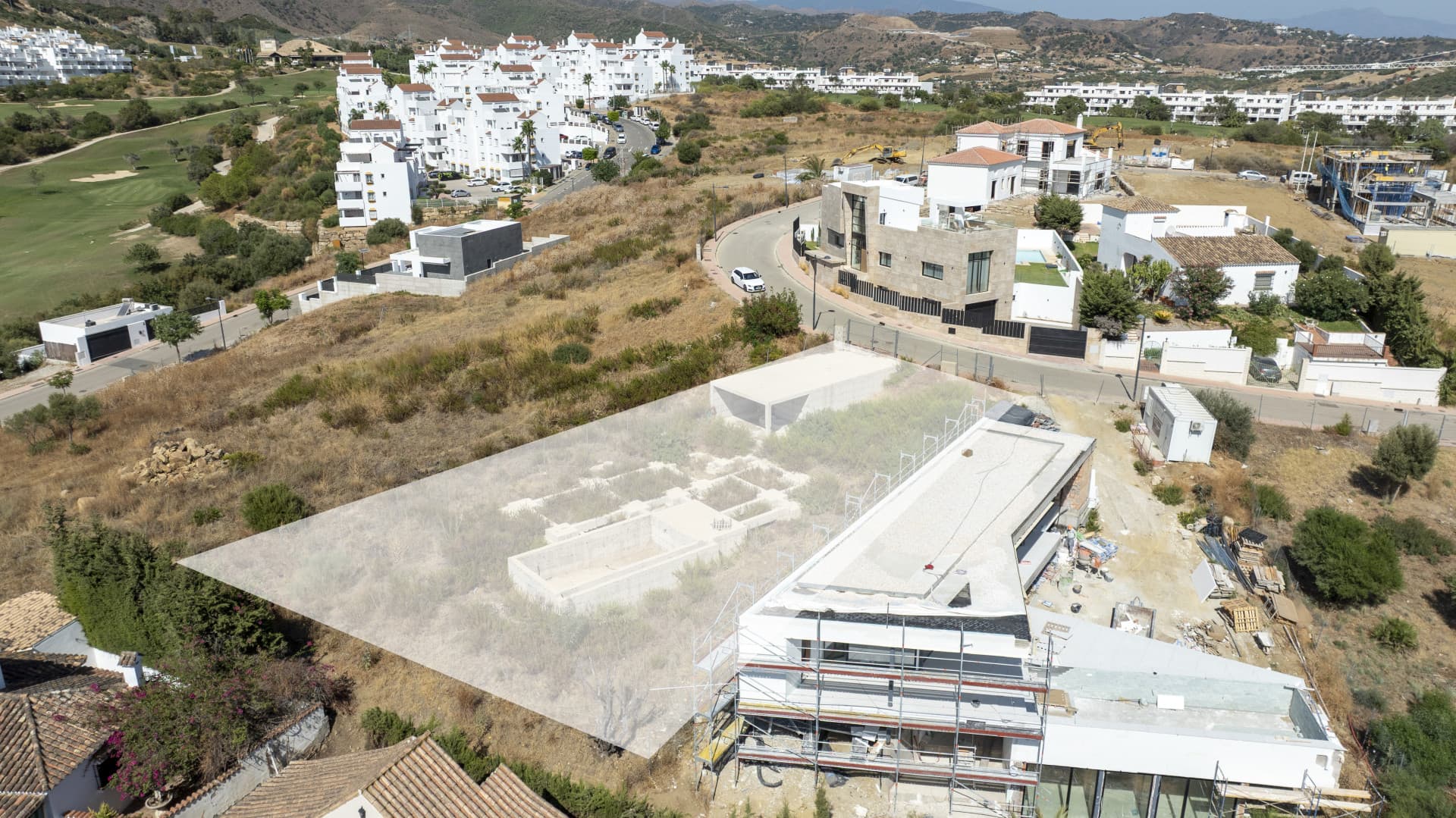 Plot with project and structure in Estepona with sea and golf views