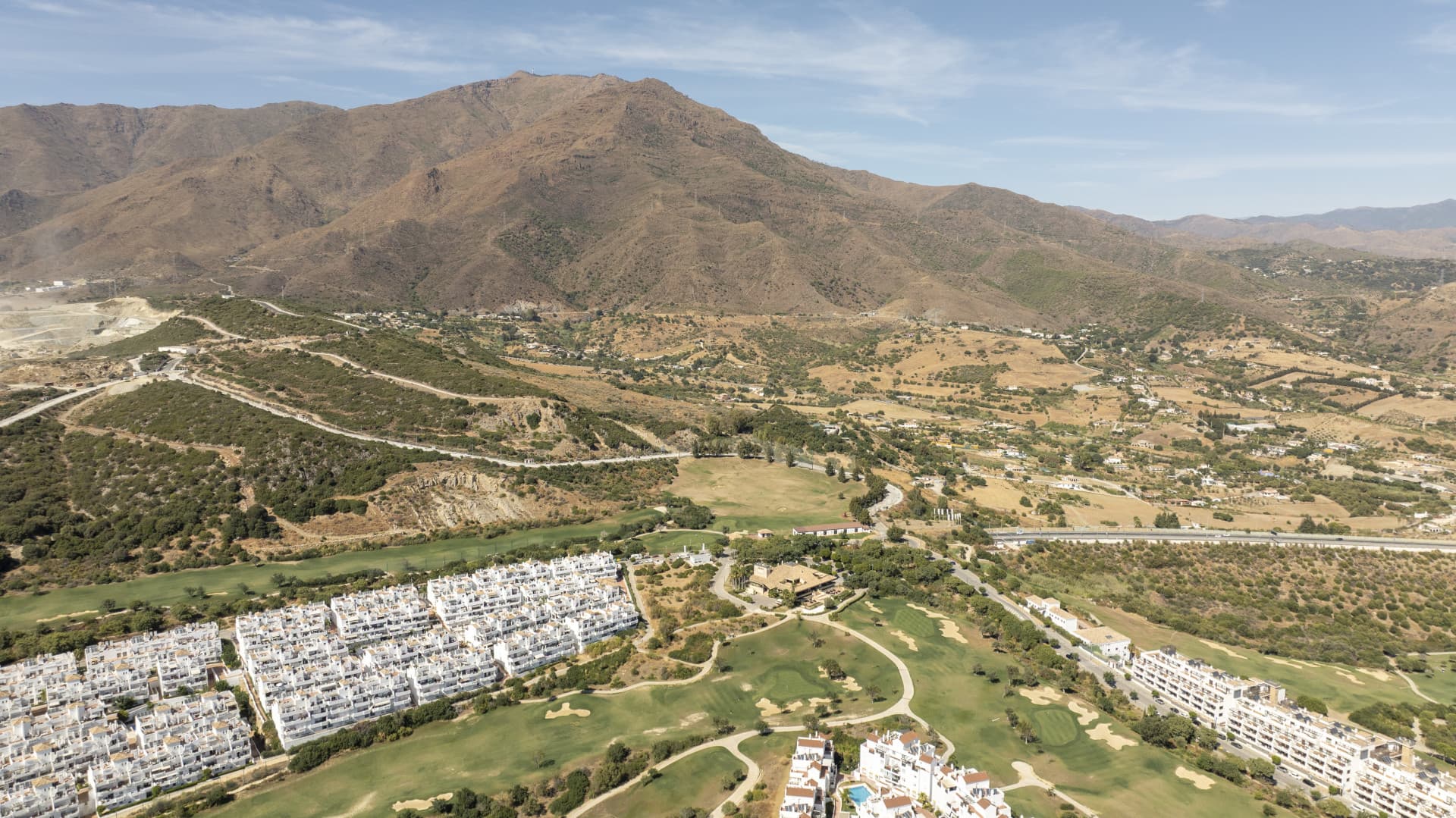Plot with project and structure in Estepona with sea and golf views