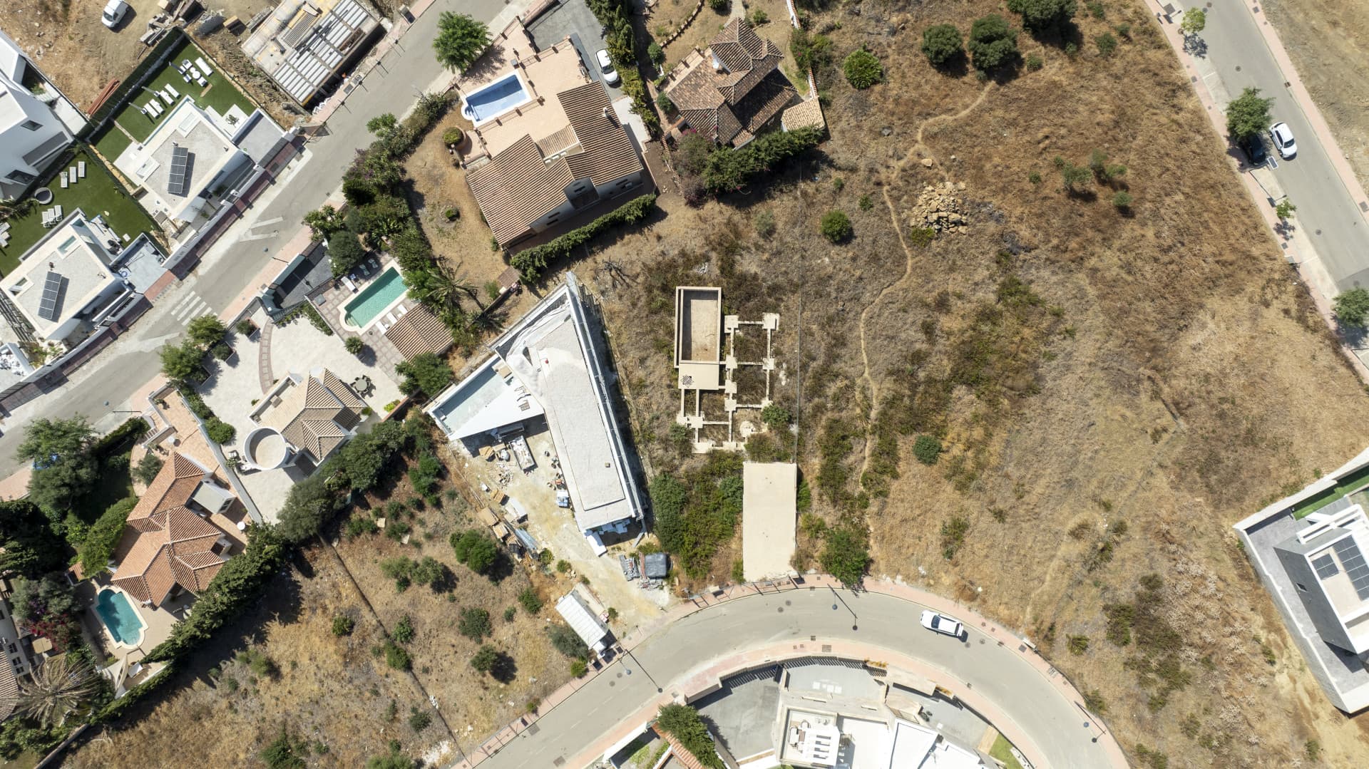 Plot with project and structure in Estepona with sea and golf views