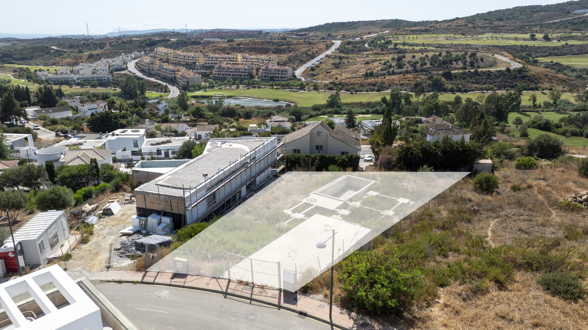 Plot with project and structure in Estepona with sea and golf views