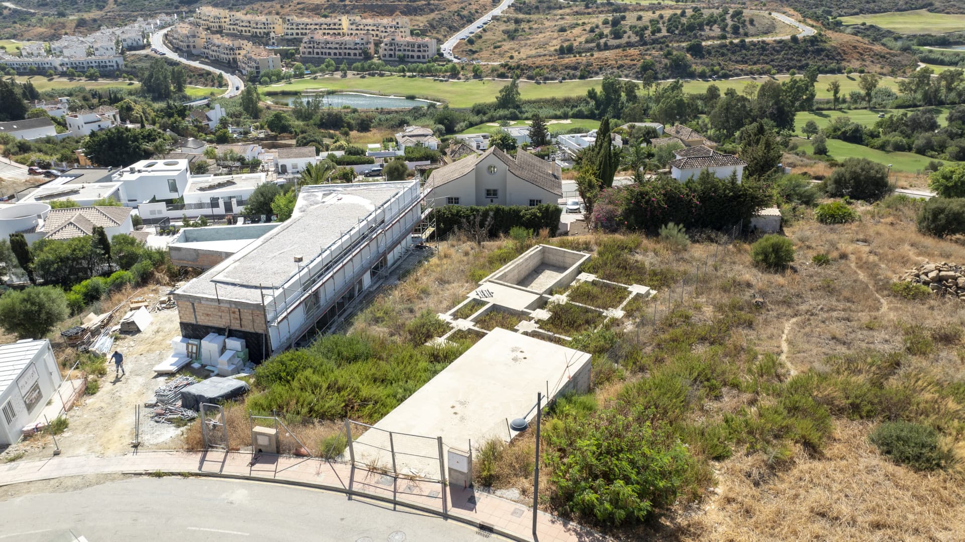 Plot with project and structure in Estepona with sea and golf views