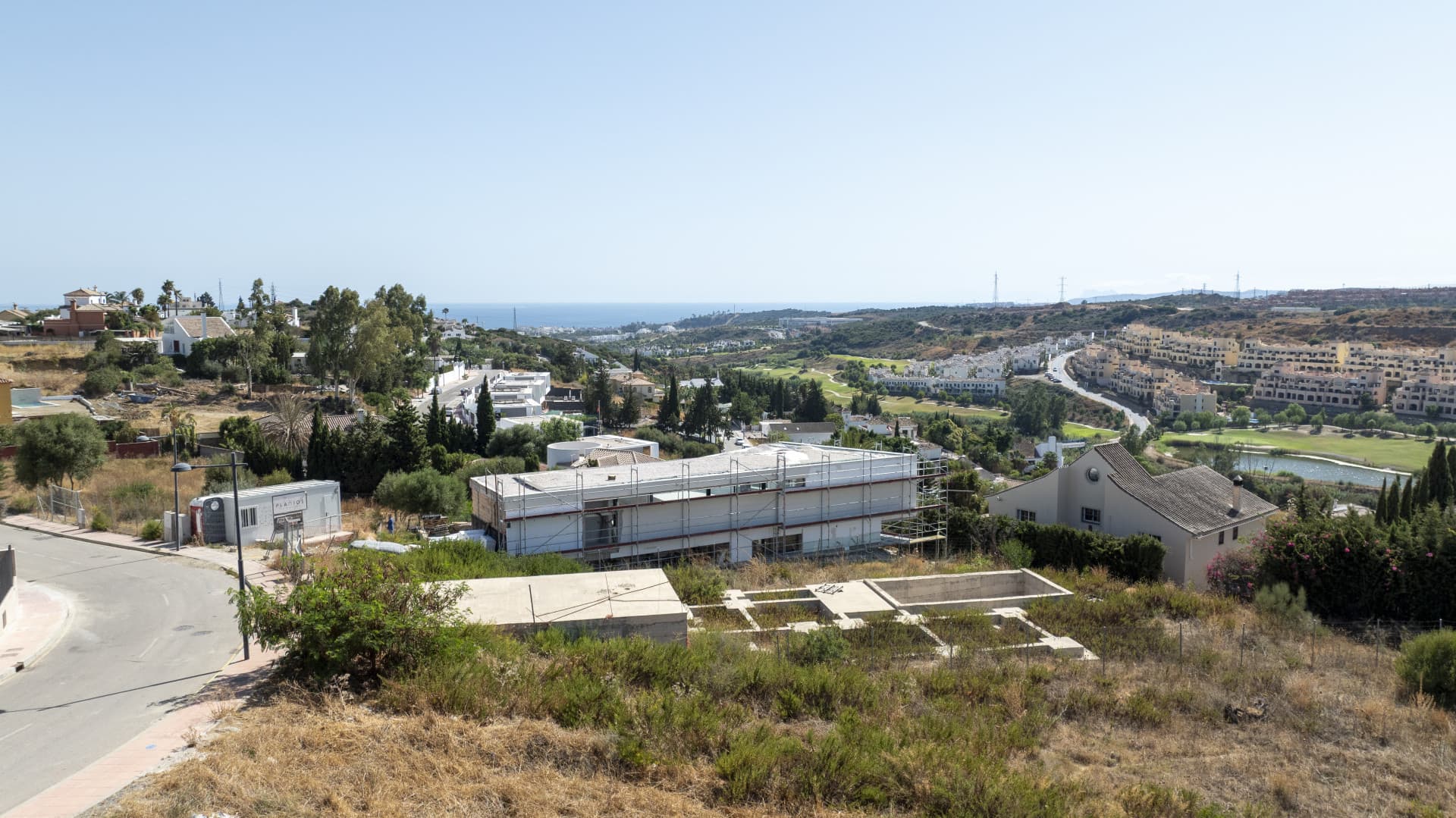 Plot with project and structure in Estepona with sea and golf views