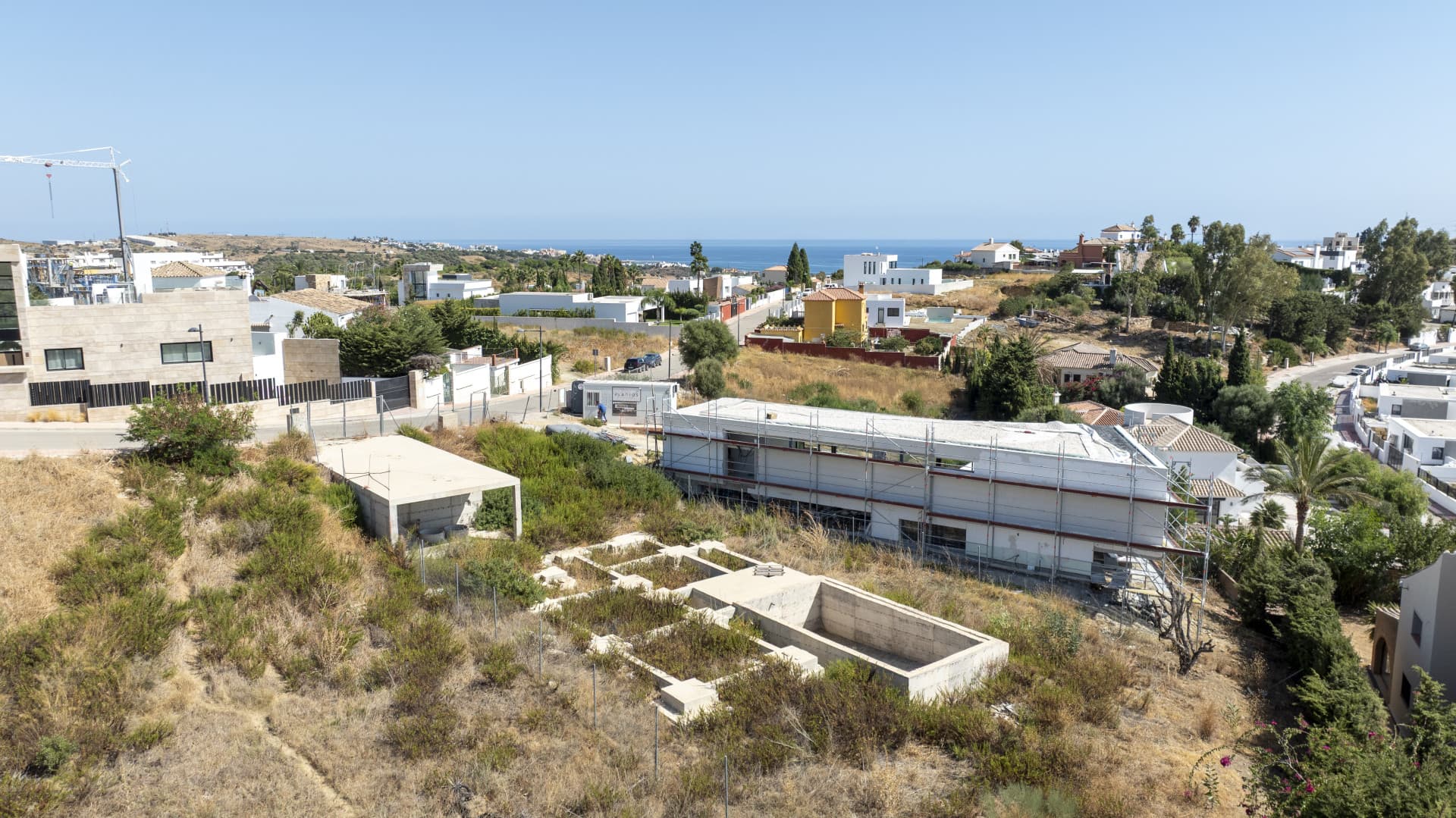 Plot with project and structure in Estepona with sea and golf views