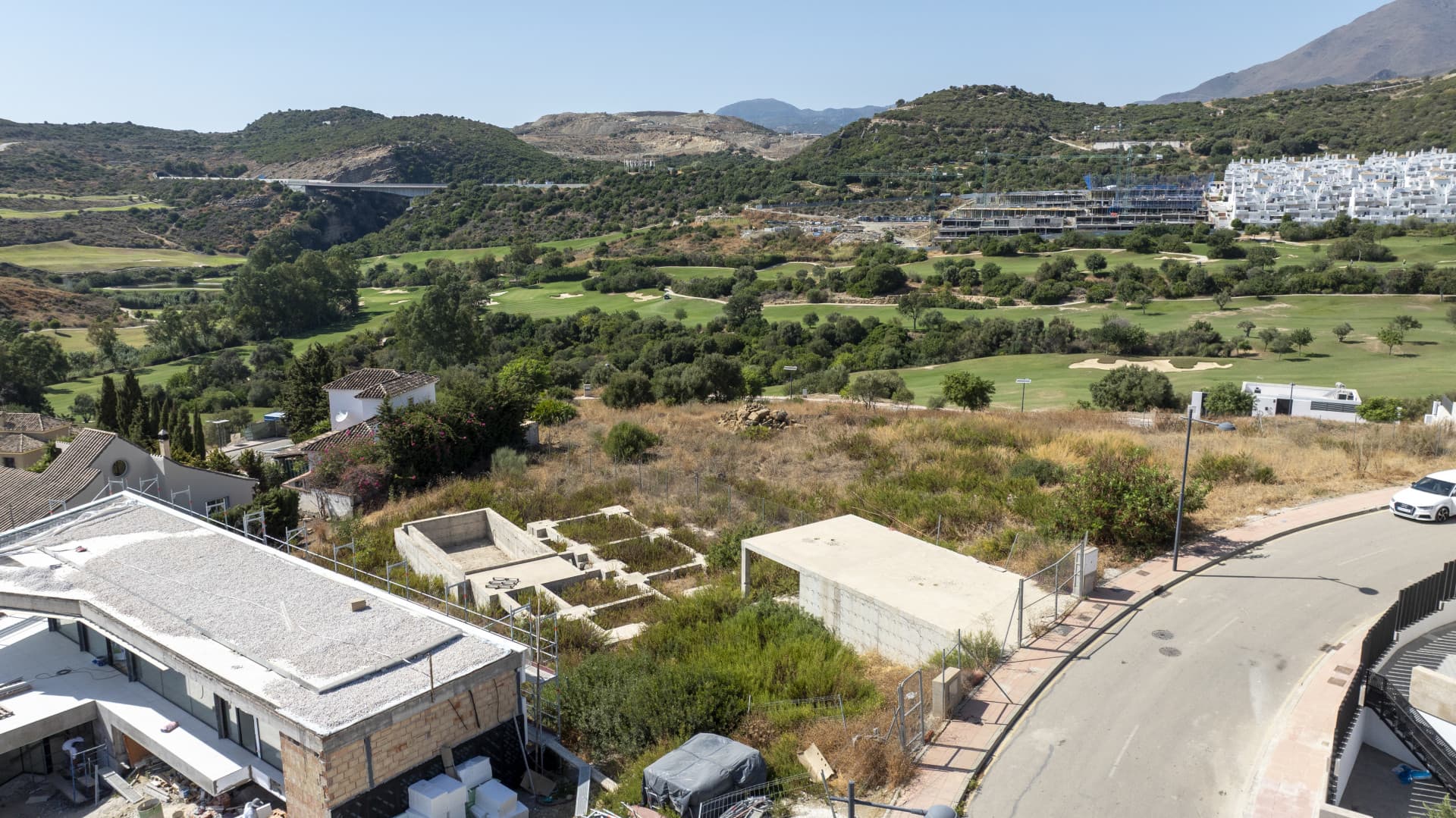 Plot with project and structure in Estepona with sea and golf views