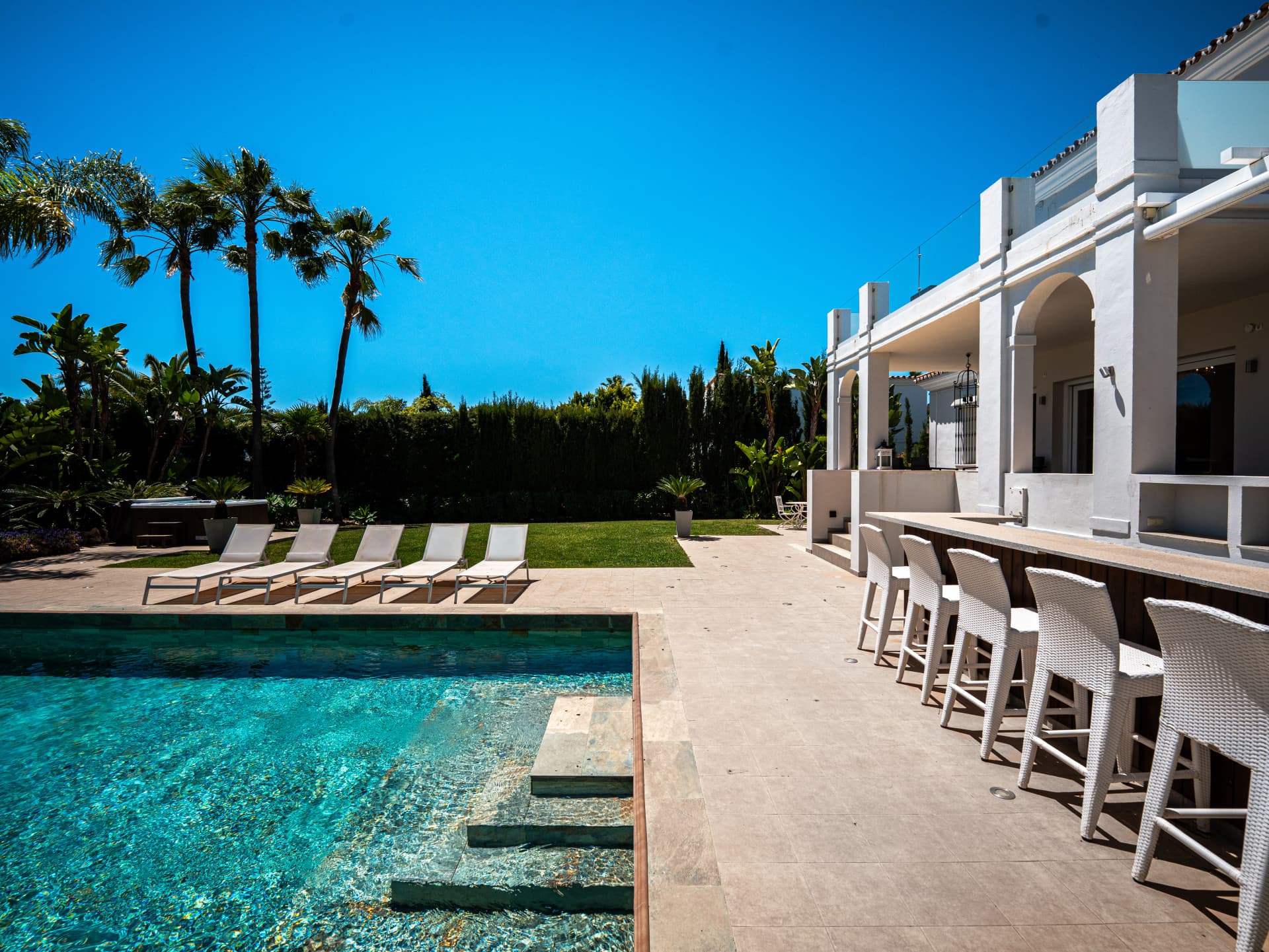 Luxury Six-Bedroom Villa in Nueva Andalucía’s Prestigious Golf Valley