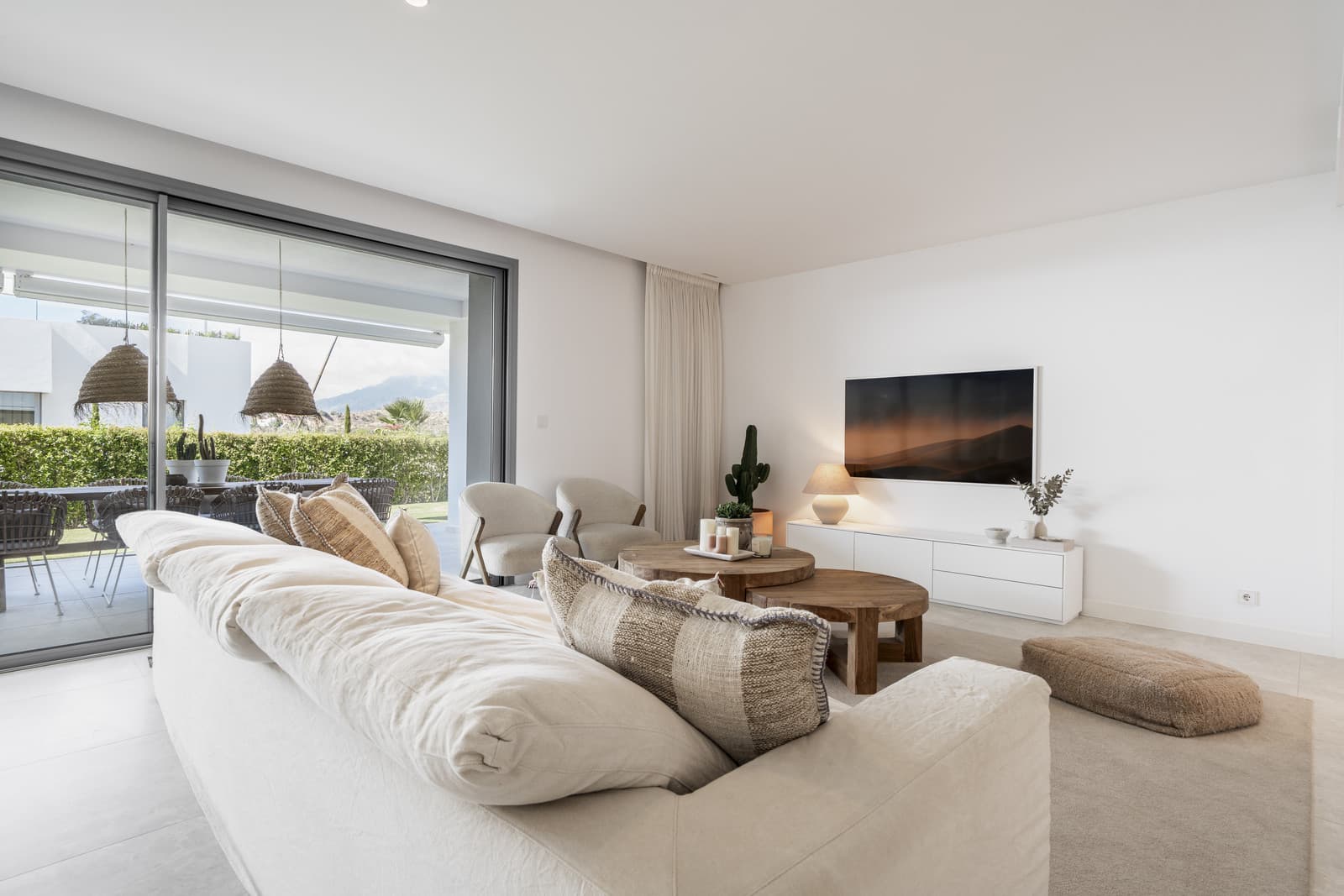 Apartamento de Lujo en Planta Baja con Jardín y Vista Parcial al Mar en Marbella Este